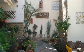 Akrotiri Hotel
